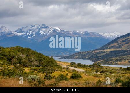 Panoramablick vom Cerro Benitez über Lago Sofia zum Nationalpark Torres del Paine, Provinz Ultima Esperanza, Region Magallanes, Südchile Stockfoto