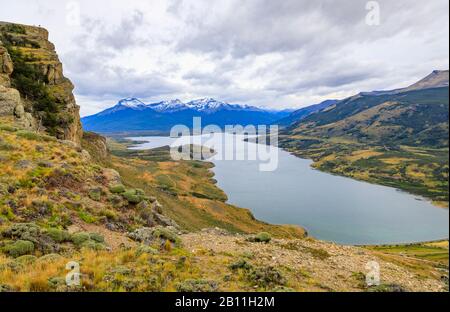 Panoramablick vom Cerro Benitez über Lago Sofia zum Nationalpark Torres del Paine, Provinz Ultima Esperanza, Region Magallanes, Südchile Stockfoto