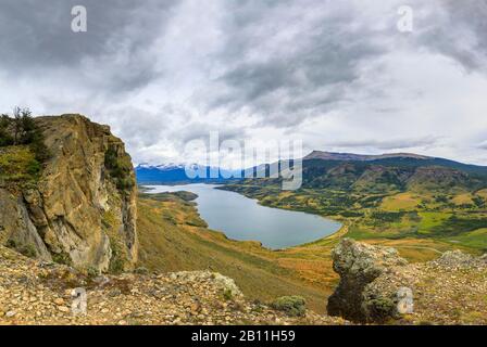 Panoramablick vom Cerro Benitez über Lago Sofia zum Nationalpark Torres del Paine, Provinz Ultima Esperanza, Region Magallanes, Südchile Stockfoto