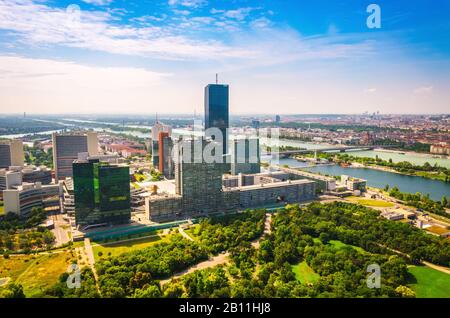 Panoramablick auf das Wiener Geschäftszentrum. Hohe Wolkenkratzer und Bürogebäude Stockfoto