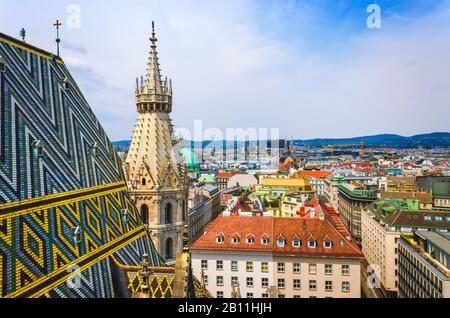 Panoramablick auf die Wiener Altstadt vom Stephansdom Stockfoto