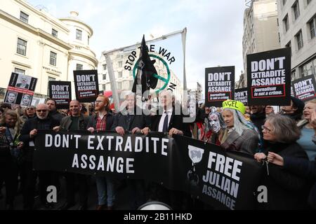 Anhänger von Julian Assange, darunter Yanis Varoufakis (zweite linke Seite), Vivienne Westwood (zweite rechte Seite) und Assanges Vater Richard (rechte Mitte) beginnen einen marsch vom Australia House zum Parliament Square in London und protestieren damit gegen die Haft und Auslieferung des Wikileaks-Gründers. Stockfoto