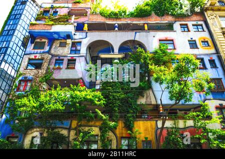 Bunte Häuser an der Stadtstraße am sonnigen Tag. Stockfoto