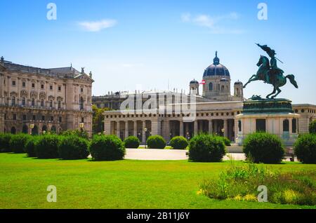 Blick auf die Hofburg und Statue von Erzherzöge Karl Ludwig auf dem Heldenplatz. Wien, Österreich. Stockfoto