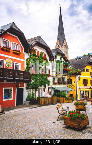 Malerische Stadtstraße am Bergdorf mit bunten Häusern in Hallstatt, Österreich. Stockfoto
