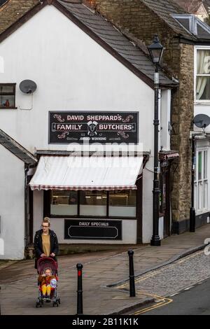 Samstagmorgen. Stadtzentrum von Coleford. Großbritanniens Hohe Straßen und unabhängige Händler. Kleine Kreisstädte kämpfen, um mit dem Wandel Schritt zu halten. Stockfoto