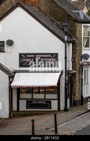 Samstagmorgen. Stadtzentrum von Coleford. Großbritanniens Hohe Straßen und unabhängige Händler. Kleine Kreisstädte kämpfen, um mit dem Wandel Schritt zu halten. Stockfoto
