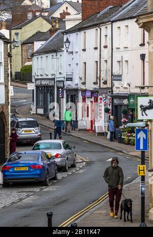 Samstagmorgen. Stadtzentrum von Coleford. Großbritanniens Hohe Straßen und unabhängige Händler. Kleine Kreisstädte kämpfen, um mit dem Wandel Schritt zu halten. Stockfoto