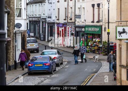 Samstagmorgen. Stadtzentrum von Coleford. Großbritanniens Hohe Straßen und unabhängige Händler. Kleine Kreisstädte kämpfen, um mit dem Wandel Schritt zu halten. Stockfoto