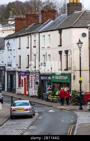 Samstagmorgen. Stadtzentrum von Coleford. Großbritanniens Hohe Straßen und unabhängige Händler. Kleine Kreisstädte kämpfen, um mit dem Wandel Schritt zu halten. Stockfoto