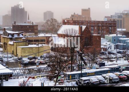 Syracuse, New York, USA. Februar 2020. Blick auf die Innenstadt von Syracuse, NY und die Nordseite bei einem morgendlichen Schneefall Stockfoto