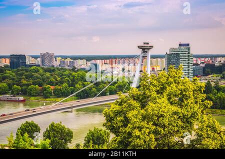 Sonnige sommerliche Stadtlandschaft von Bratislava, Slowakei. Stockfoto