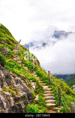 Lange schöne kurvenreiche Strecke zum Gipfel des hohen Berges. Stockfoto
