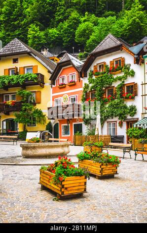 Straße mit schönen österreichischen Dorfhäusern. Stockfoto