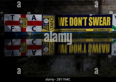 Ein überfluteter Fußballplatz von Tadcaster Albion Global Stadium in John Smith's Brauerei, Tadcaster, North Yorkshire, als drittes aufeinanderfolgendes Wochenende stürmischen Wetters bringt bereits sodden Gemeinden weiteres überschwemmendes Elend. Stockfoto