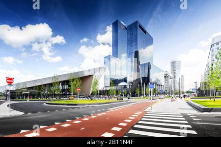 Bahnhofsvorplatz und Verkehrsknotenpunkt von Rotterdam, Niederlande Stockfoto