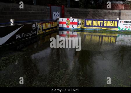 Ein überfluteter Fußballplatz von Tadcaster Albion Global Stadium in John Smith's Brauerei, Tadcaster, North Yorkshire, als drittes aufeinanderfolgendes Wochenende stürmischen Wetters bringt bereits sodden Gemeinden weiteres überschwemmendes Elend. Stockfoto