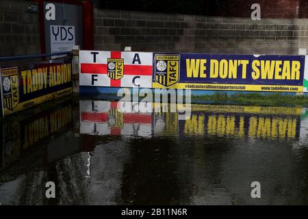 Ein überfluteter Fußballplatz von Tadcaster Albion Global Stadium in John Smith's Brauerei, Tadcaster, North Yorkshire, als drittes aufeinanderfolgendes Wochenende stürmischen Wetters bringt bereits sodden Gemeinden weiteres überschwemmendes Elend. Stockfoto