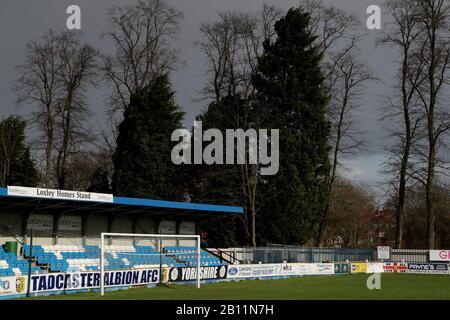 Ein überfluteter Fußballplatz von Tadcaster Albion Global Stadium in John Smith's Brauerei, Tadcaster, North Yorkshire, als drittes aufeinanderfolgendes Wochenende stürmischen Wetters bringt bereits sodden Gemeinden weiteres überschwemmendes Elend. Stockfoto