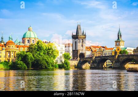 Die Karlsbrücke über die Moldau in Prag am sonnigen Tag. Stockfoto