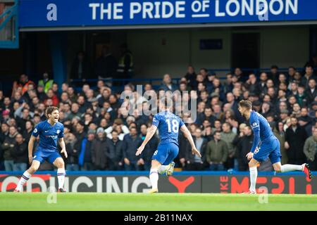 London, Großbritannien. Februar 2020. Olivier Giroud von Chelsea feiert das erreichen des Eröffnungsziels während des Premier-League-Spiels zwischen Chelsea und Tottenham Hotspur an der Stamford Bridge, London, England am 22. Februar 2020. Foto von Salvio Calabrese. Nur redaktionelle Nutzung, Lizenz für kommerzielle Nutzung erforderlich. Keine Verwendung bei Wetten, Spielen oder einer einzelnen Club-/Liga-/Spielerpublikationen. Kredit: UK Sports Pics Ltd/Alamy Live News Credit: UK Sports Pics Ltd/Alamy Live News Stockfoto