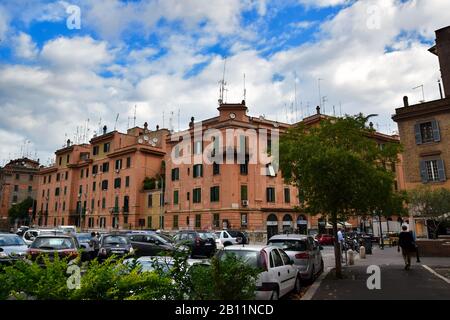Alte Gebäude Gegenüber Santa Maria delle Grazie al Trionfale Stockfoto