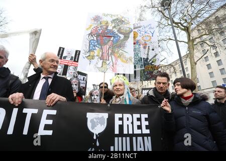 Anhänger von Julian Assange, darunter sein Vater John Shipton und Vivienne Westwood, während eines marsches vom Australia House zum Parliament Square in London, der die Haft und Auslieferung des Wikileaks-Gründers protestiert. Stockfoto