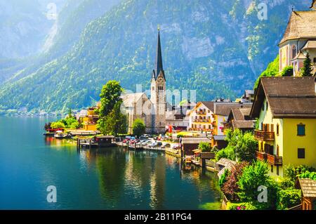 Schöne Aussicht auf das Dorf Hallstatt in Österreich. Stockfoto