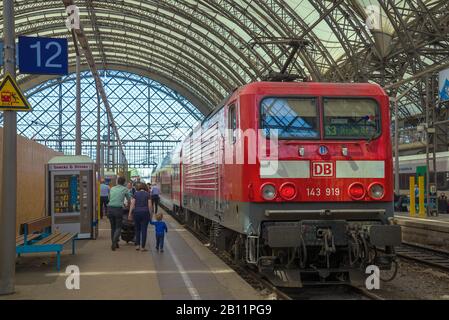 Dresden, DEUTSCHLAND - 29. APRIL 2018: Auf dem Bahnsteig des Zentralbahnhofs Stockfoto