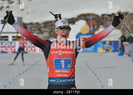 Anterselva (BZ), Italien, 22. Februar 2020, Roeiseland marte oslu (NOR) taglia die Ziellinie während der IBU-WM Biathlon 2020 - Damen Staffel 4x6 Km - Biathlon - Credit: LPS/Marco Todaro/Alamy Live News Stockfoto