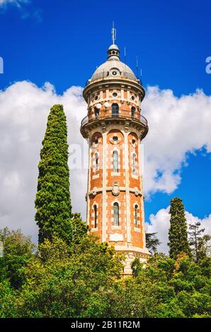 Wasserturm Torre de les Aigues de Dos Rius in den Bergen in Barcelona, in der Nähe des Vergnügungsparks Tibidabo Stockfoto