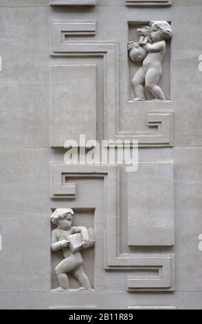 London, England, Großbritannien. Art Deco Adelphi Gebäude (1938: 1-10 John Adam Street) Grade II denkmalgeschütztes Gebäude. Portland Stone mit geschnitzten Details auf der Außenseite: PU Stockfoto