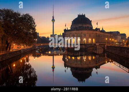 Museumsinsel an der Spree und der Fernsehturm in Berlin Stockfoto