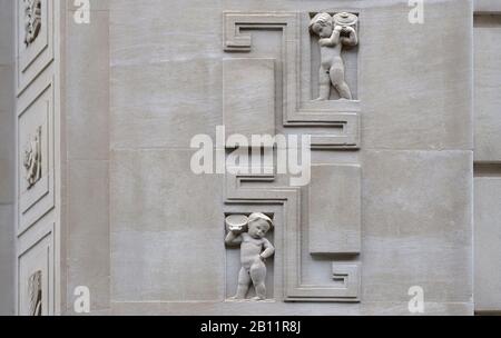 London, England, Großbritannien. Art Deco Adelphi Gebäude (1938: 1-10 John Adam Street) Grade II denkmalgeschütztes Gebäude. Portland Stone mit geschnitzten Details auf der Außenseite: PU Stockfoto