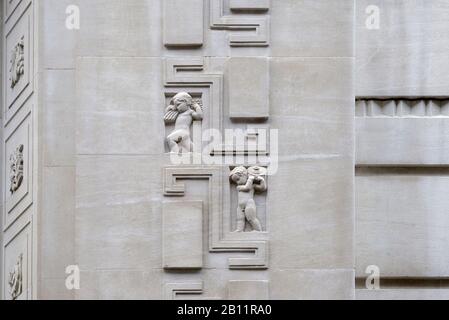 London, England, Großbritannien. Art Deco Adelphi Gebäude (1938: 1-10 John Adam Street) Grade II denkmalgeschütztes Gebäude. Portland Stone mit geschnitzten Details auf der Außenseite: PU Stockfoto