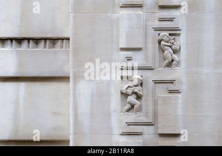 London, England, Großbritannien. Art Deco Adelphi Gebäude (1938: 1-10 John Adam Street) Grade II denkmalgeschütztes Gebäude. Portland Stone mit geschnitzten Details auf der Außenseite: PU Stockfoto