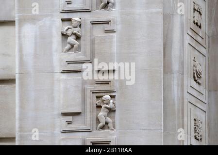 London, England, Großbritannien. Art Deco Adelphi Gebäude (1938: 1-10 John Adam Street) Grade II denkmalgeschütztes Gebäude. Portland Stone mit geschnitzten Details auf der Außenseite: PU Stockfoto