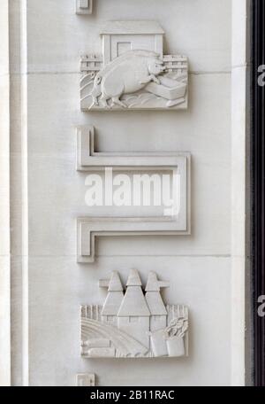 London, England, Großbritannien. Art Deco Adelphi Gebäude (1938: 1-10 John Adam Street) Grade II denkmalgeschütztes Gebäude. Portlandstein mit geschnitzten Details auf der Außenseite: AG Stockfoto