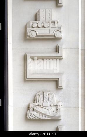 London, England, Großbritannien. Art Deco Adelphi Gebäude (1938: 1-10 John Adam Street) Grade II denkmalgeschütztes Gebäude. Portland Stone hat außen ein Detail gemeißelt: In Stockfoto