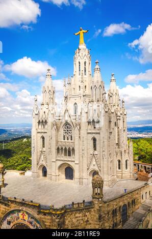 Tempel des Heiligsten Herzens Jesu auf dem Tibidabo Berg in Barcelona ohne Menschen; vertikales Foto Stockfoto