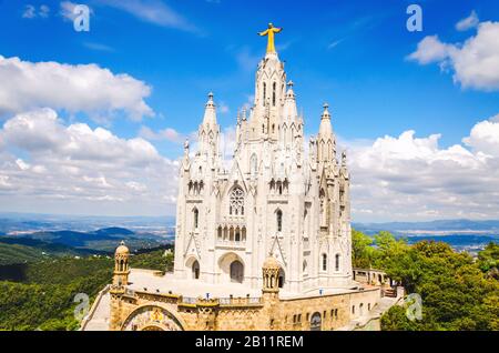 Tempel des Heiligsten Herzens Jesu auf dem Tibidabo Berg in Barcelona am Sommertag ohne Menschen Stockfoto