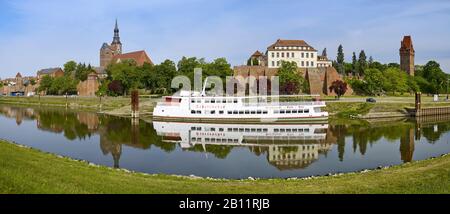 Blick auf die Stadt vom Hafen mit St. Stephanuskirche und Schloss, Tangermünde, Sachsen-Anhalt, Deutschland Stockfoto