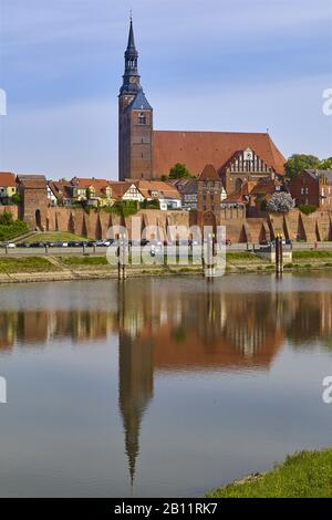 Blick auf die Stadt vom Hafen mit Stephanskirche, Tangermünde, Sachsen-Anhalt, Deutschland Stockfoto