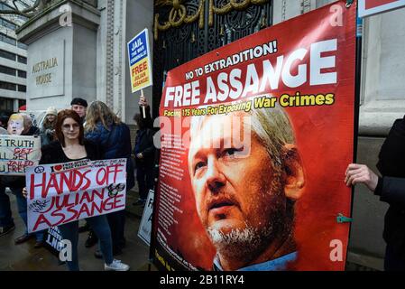 London, Großbritannien. Februar 2020. Menschen mit Schildern außerhalb des Australia House in Aldwych vor einem marsch auf den Parliament Square zur Unterstützung von Wikileaks-Gründer Julian Assange. Der vollständige Auslieferungsversuch von Assange beginnt in London am 24. Februar. Kredit: Stephen Chung / Alamy Live News Stockfoto