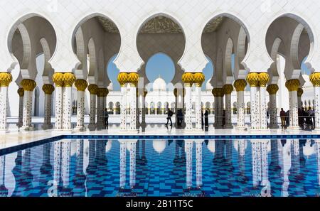 Brillante weiße Bögen und Kuppeln der Sheik Zayed Grand Moschee in Abu Dhabi Stockfoto