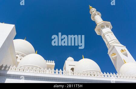 Minarett aus weißem Marmor der Scheich Zayed Grand Moschee, Abu Dhabi Stockfoto