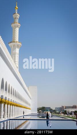Minarett aus weißem Marmor der Scheich Zayed Grand Moschee, Abu Dhabi Stockfoto