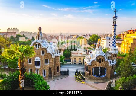 Panoramablick auf die Stadt Barcelona von der Terrasse im Park Guell am frühen Morgen. Spanien. Stockfoto