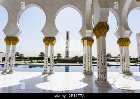 Weiße Marmorbögen und Kuppeln der Scheich Zayed Grand Moschee, Abu Dhabi. Stockfoto