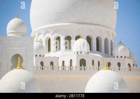 Weiße Marmorbögen und Kuppeln der Scheich Zayed Grand Moschee, Abu Dhabi. Stockfoto